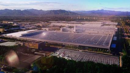 全新EQE開啟奔馳電動新紀元，百年豪華品牌如何突破科技次元壁？